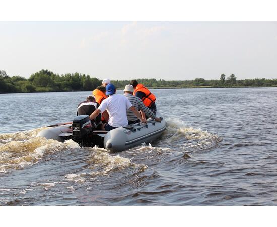 Лодка Мнев и К Кайман 400